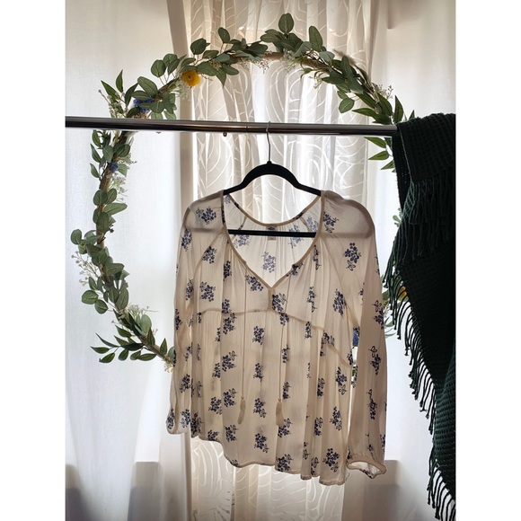 White, long sleeve top. - Picture 1 of 3